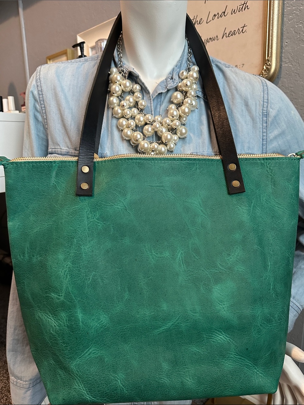 PLG reef medium zipper tote champagne ๐พ jumbo tassel - Picture 5 of 10